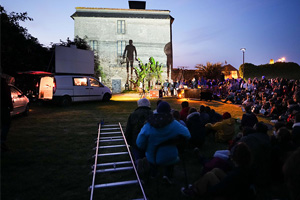 En attendant la Vague - festival théâtre de rue l'heure insolite