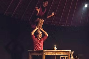  Le Grincement du Liège - festival théâtre de rue l'heure insolite